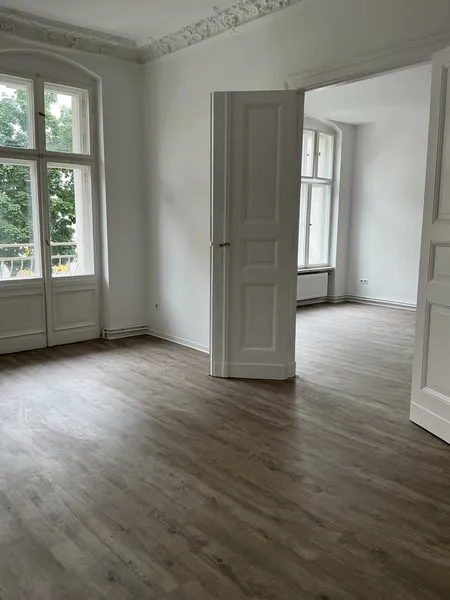 Stuck und Flügeltür und Balkon! — photo 1